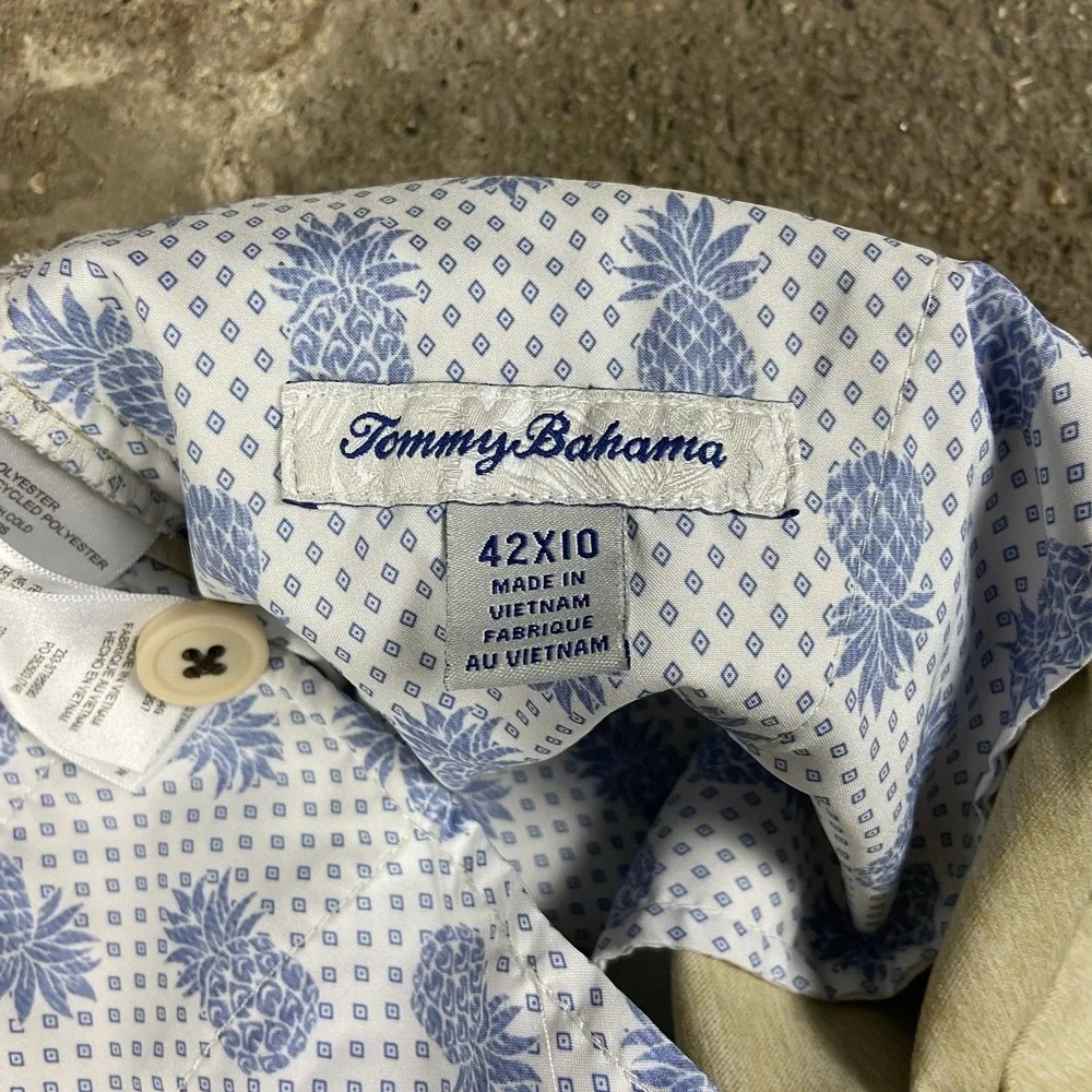 Tommy Bahama Chip Shot Island Zone Golf Shorts Size 42x10 Beige Chino Fish Logo